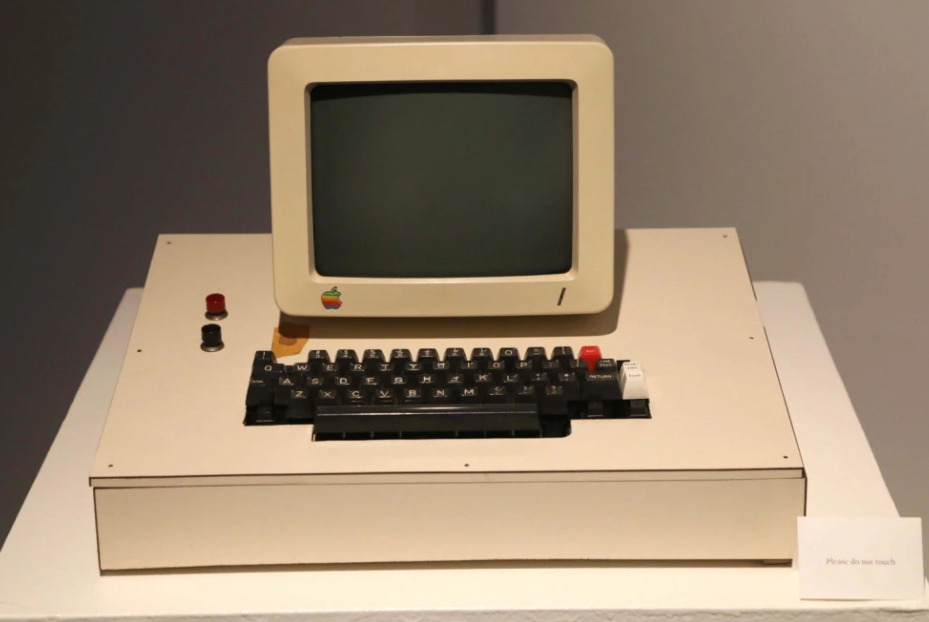 ВИДЕО: Се продава речиси совршен примерок од компјутерот Apple-1, а ова е цената