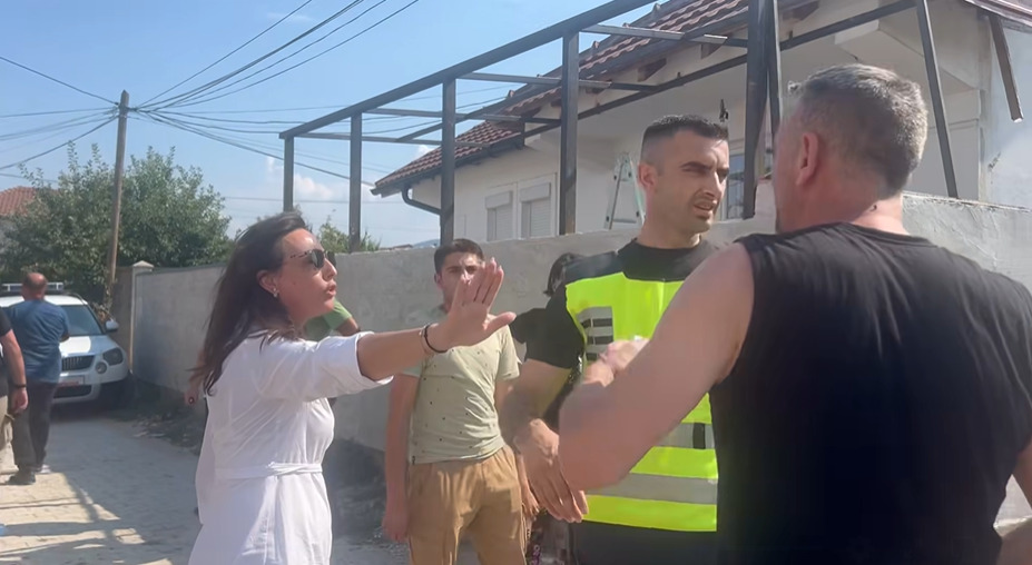 (Видео) Арсовска: Фатен како прави див приклучок сторител беше извесен инспектор од МВР, кој во бес дека се фатени сред дело, физички ја нападна советничката Витина