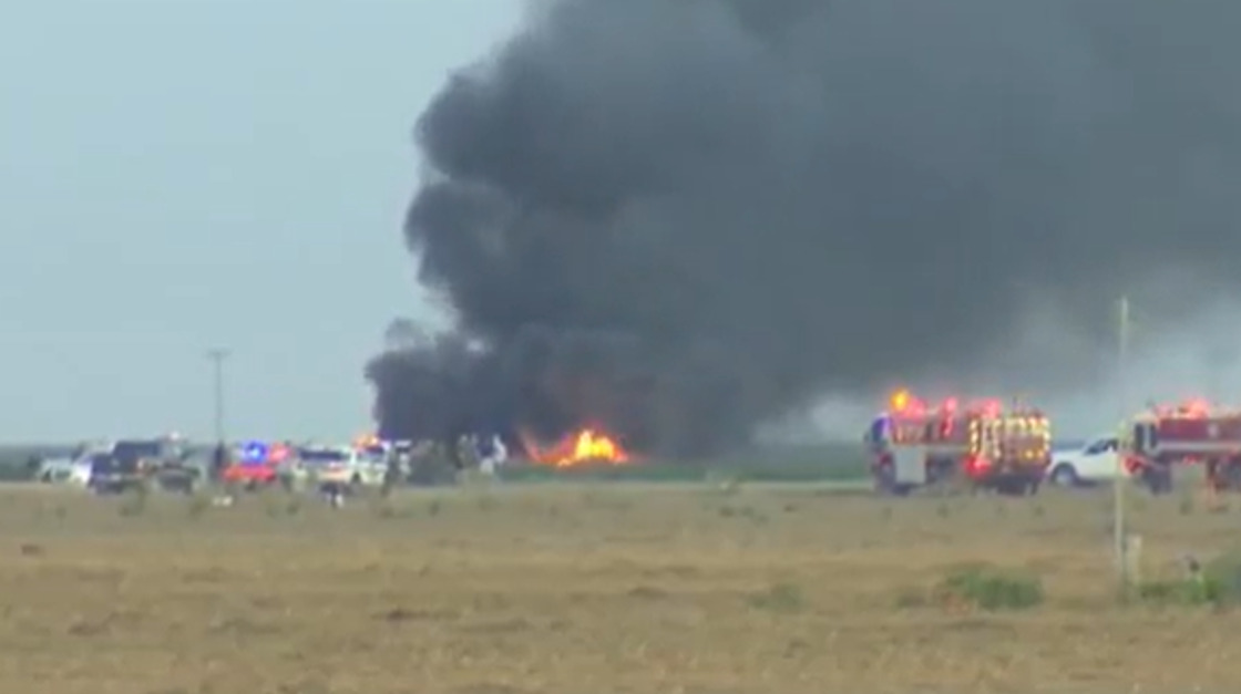 (Видео) Борбен авион се урна во Калифорнија, пилотот успешно се катапултираше