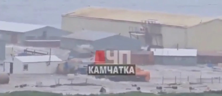 (Видео) Брановите удрија во брегот – први снимки од цунами по разорниот земјотрес во Русија