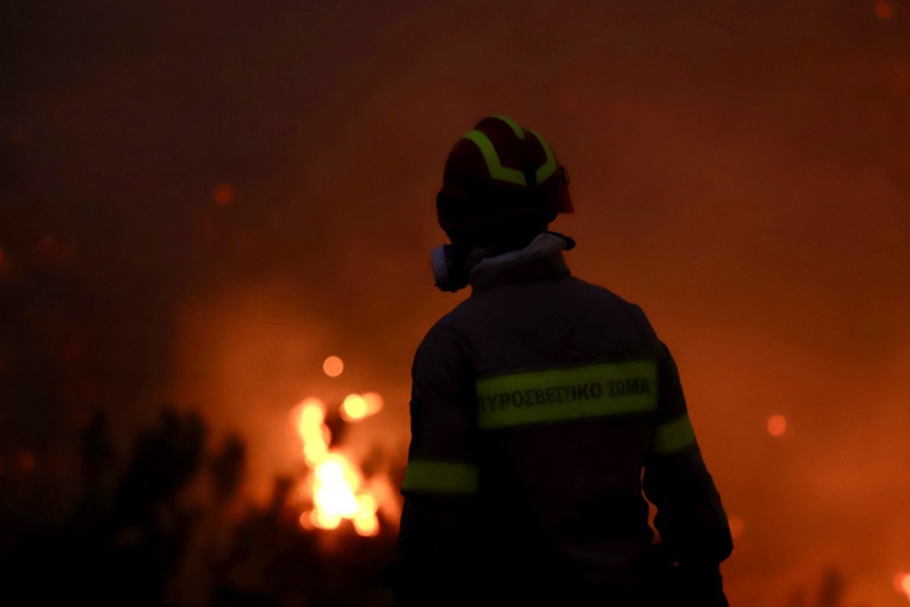 (Видео) Вонредна состојба на Крит: евакуирани повеќе од 1.000 жители и туристи