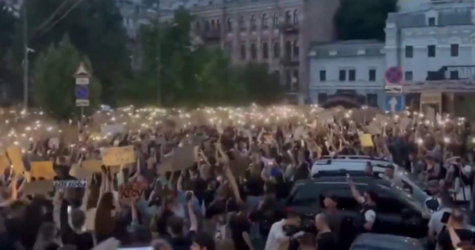 (Видео) Зеленски потпиша контроверзен закон: избија најголемите протести од почетокот на војната