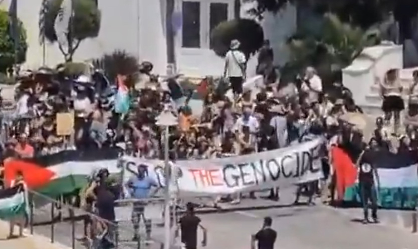 (Видео) Израелски туристи сакаа да се истоварат на грчки остров:  мештаните го блокираа крузерот