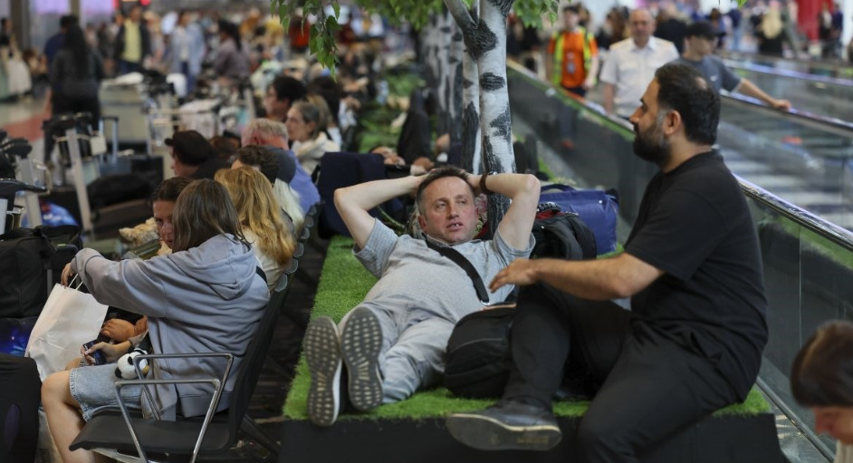 (Видео) Илјадници луѓе се заглавени на руските аеродроми поради напади со дронови