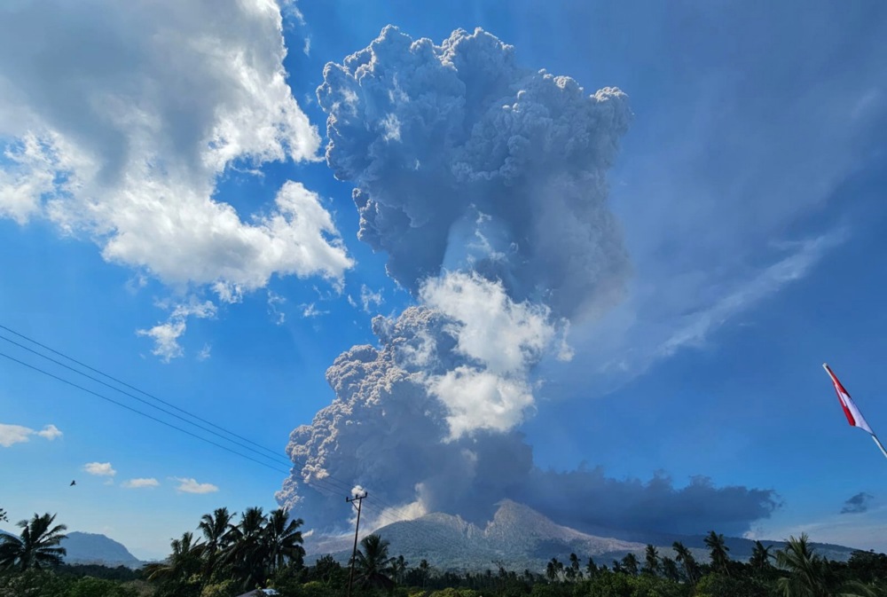 (Видео) Индонезискиот вулкан исфрли пепел 18 километри во воздух, евакуирани се над 4.000 луѓе