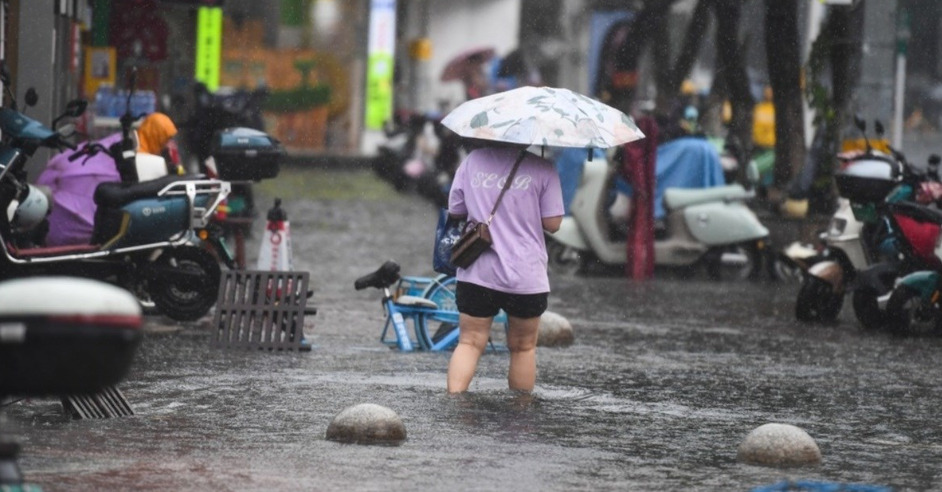 (Видео) Катастрофални поплави во Кина: има загинати, потрагата по исчезнатите е во тек