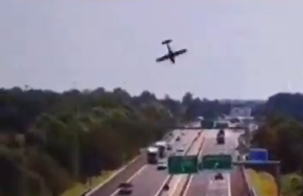 (Видео) Мал авион се сруши на пат во Италија – загинаа две лица