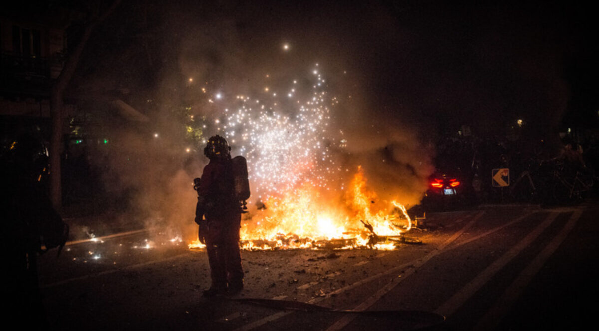 (Видео) Нереди во Франција: маскирани напаѓачи со молотови коктели и шипки се судрија со полицијата