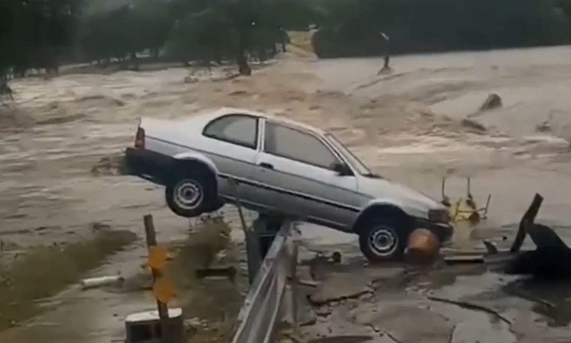 (Видео) Огромни поплави во Тексас, 24 мртви, 25 деца се водат за исчезнати