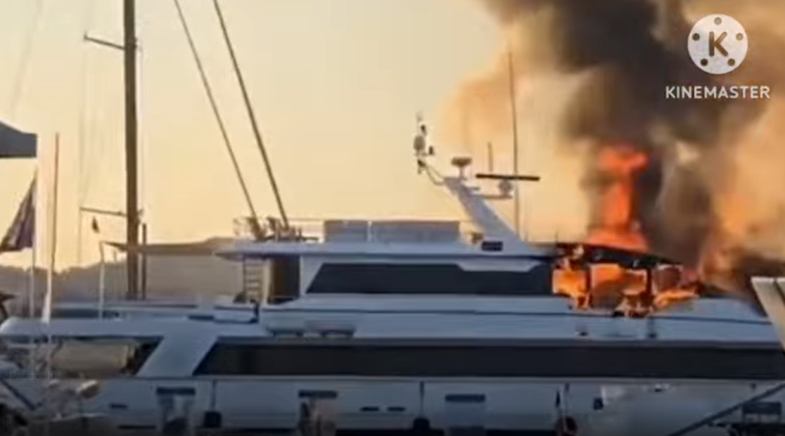 (Видео) Пожар зафати луксузна суперјахта во пристаниште во Франција
