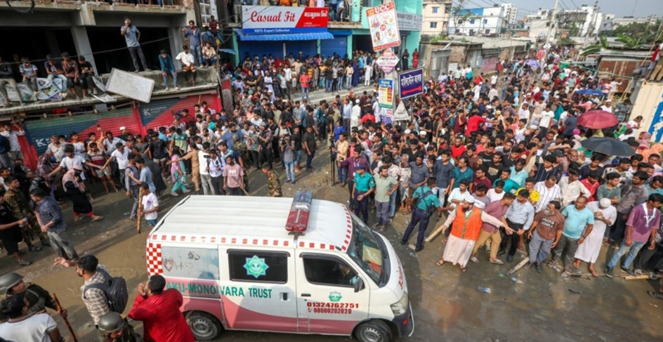 (Видео) Расте бројот на жртви во падот на воен авион во Бангладеш: причина за несреќата е механички дефект