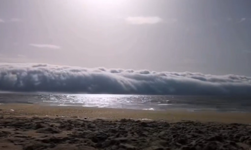 (Видео) Ретка појава на португалските плажи: небото потемне, облак од бранови зафати дел од брегот