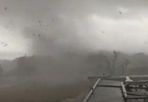 (Видео) Силна бура погоди аеродром во Франција