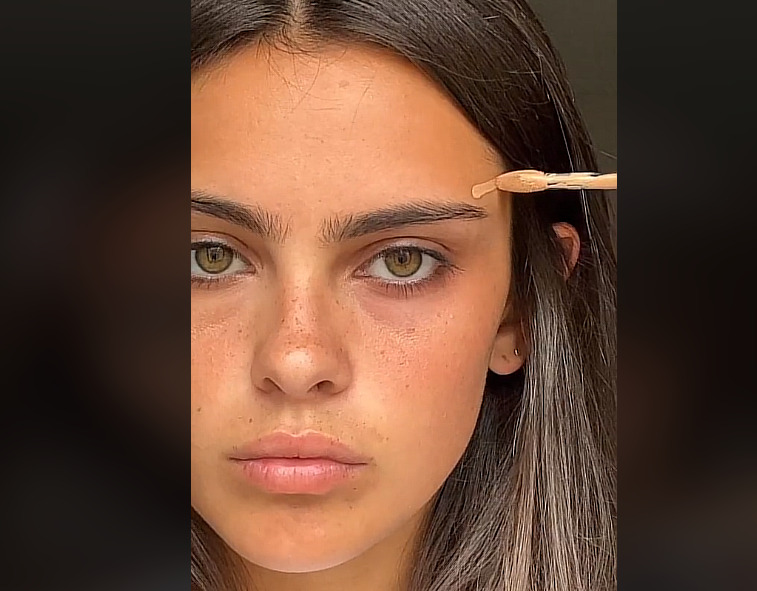 (Видео) Сите жени ги прават овие 2 грешки при нанесување шминка: Затоа изгледаат постари