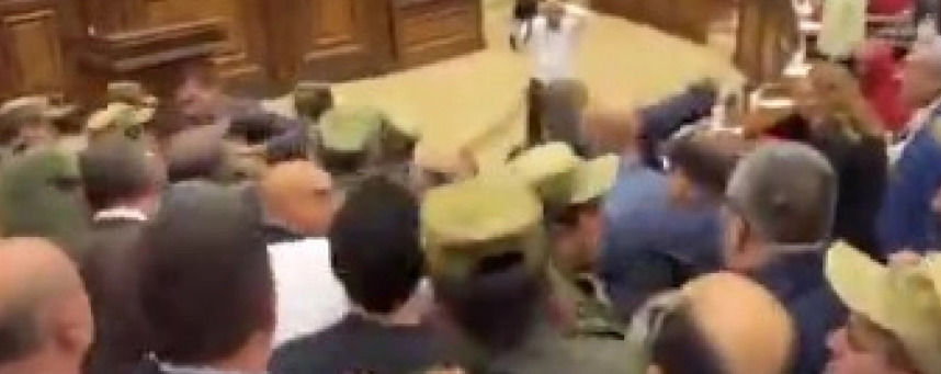 (Видео) Тепачка во парламентот на Ерменија