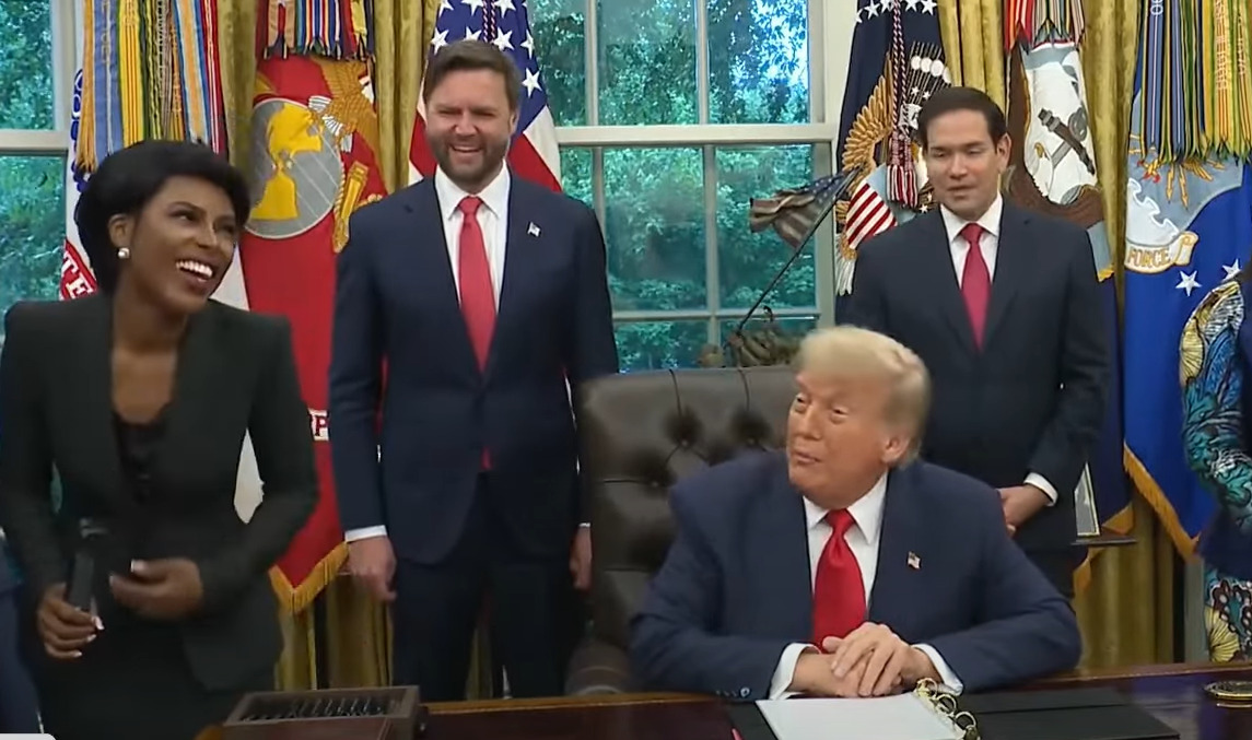 (Видео) „Како несмасен дедо кој флертува“: коментарот на Трамп до новинарка предизвика хаос на социјалните мрежи