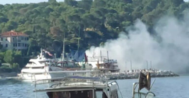 (Видео) „Почна со чад, а потоа се слушнаа сирени“: двајца повредени во пожар на туристички брод во Далмација