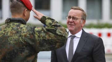 Германскиот министер за одбрана со порака до производителите на оружје: Престанете да се жалите и произведувајте