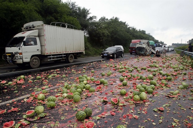 Го онесвестиле удирајќи го со клешти оти се сомневале дека им краде лубеници