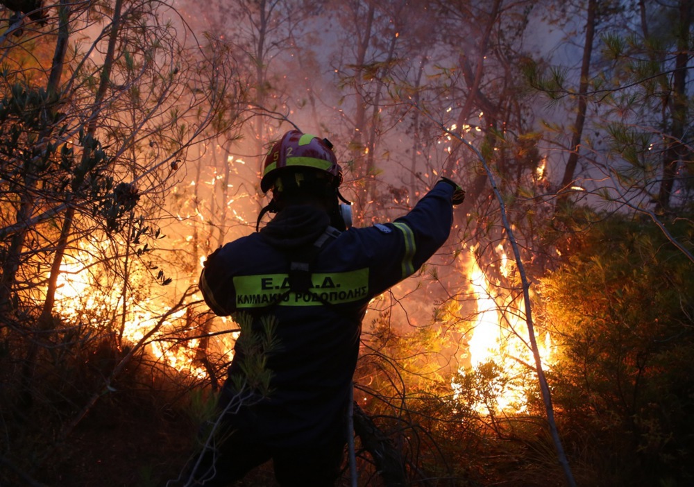 Големи пожари беснеат на најмалку пет различни локација во Грција