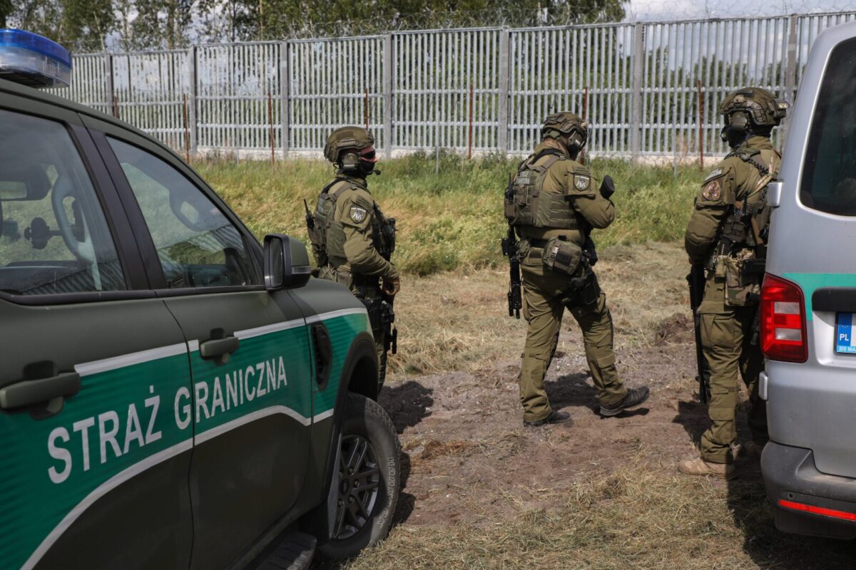 Западот мисли дека може да ги користи нашите аеродроми и патишта како свои: Дуда се заканува дека ќе ја затвори рутата кон Украина