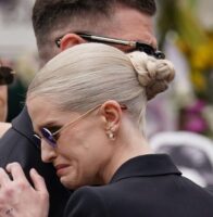 Кели Озборн ги носи виолетовите очила од нејзиниот татко на погребот