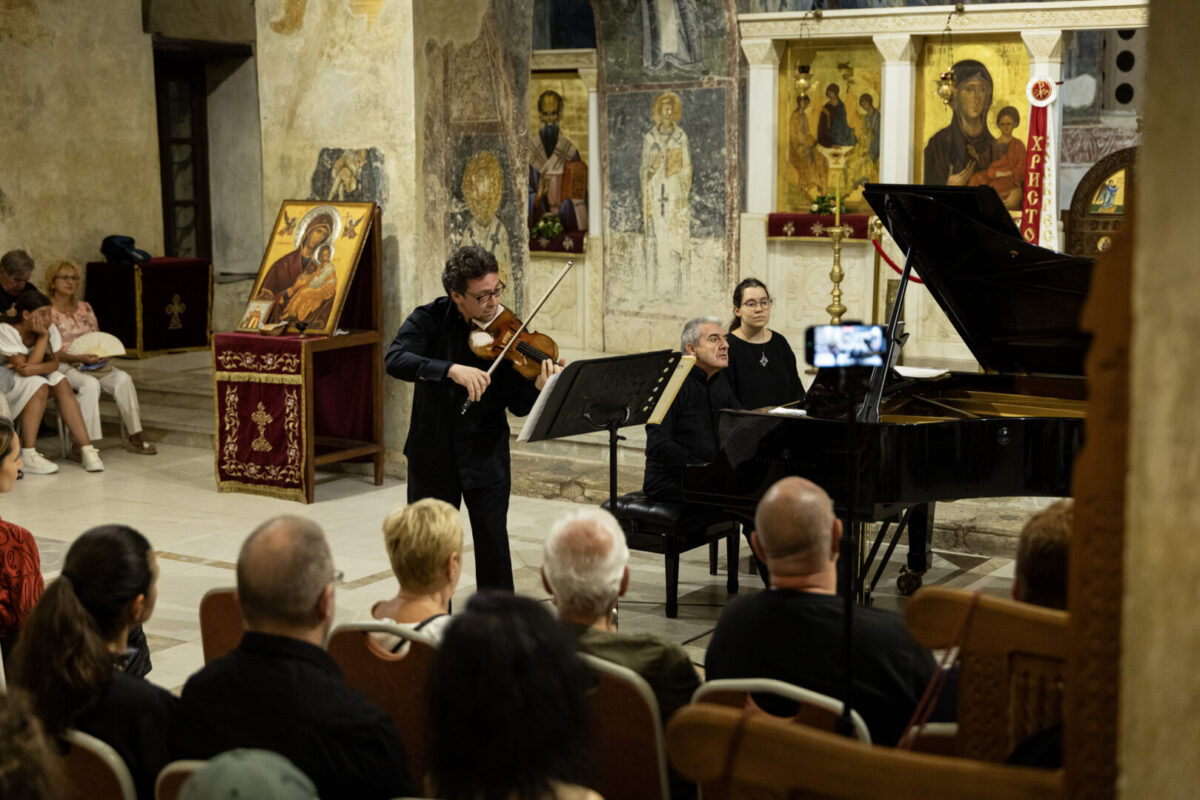 Македонскиот виолинист Емир Имеров и израелскиот пијанист Ваг Папиjан на Охридско лето