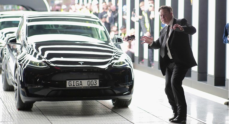 Маск: Не го поддржувам спојувањето на Tesla и xAI