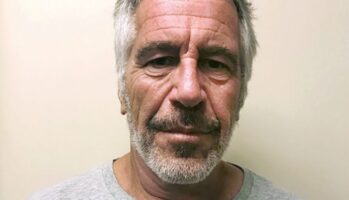 Откриена е пораката што Епштајн ја испратил неколку часа пред неговата смрт