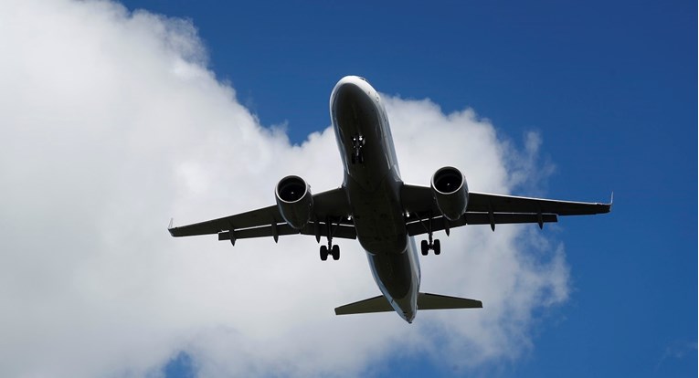 Пилот на лет за Аргентина прогласил вонредна состојба: патниците биле во воздух 20 часа