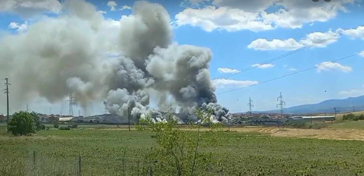 Повредено лице во пожарот во Шуто Оризари, пукотниците се од плински уреди на хаварисани возила, кои горат во отпад за железо