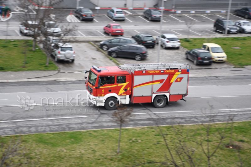 Пожар во старото училиште во Ракотинци, повреден пожарникар