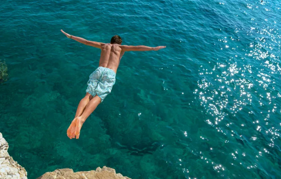 Скокнал од карпа висока 17 метри: германски турист повреден додека скокал во морето во Хрватска