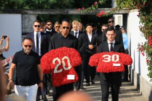Со венци во форма на дресови соиграчите од Ливерпул се простија од Диого Жота и Андре Силва