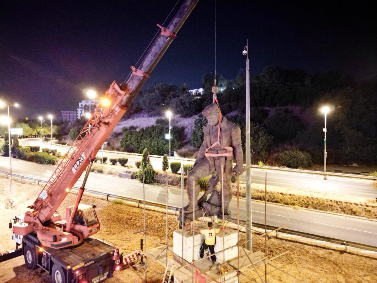 Споменик на Андон Лазов Јанев – Ќосето поставен на кружниот тек во Автокоманда