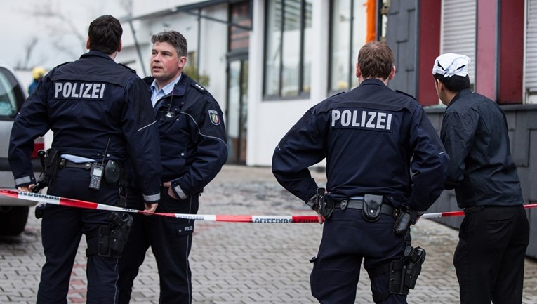 Средновечен пар во Германија киднапирал 19-годишна девојка, ја чувал во дрвена кутија