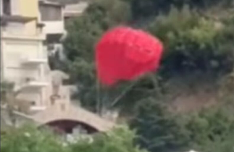 Среќа во несреќа: Турист во Црна Гора падна од небо право во базен по технички проблем со падобранот