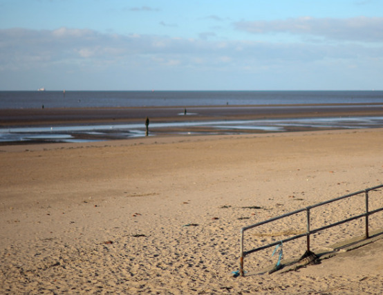 Тинејџерка силувана во јавен тоалет на плажа во Англија, уапсен 31-годишен маж