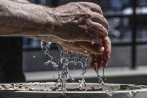 Топлотен бран во Европа: 8 загинати, стотици хоспитализирани, дискусии во Франција