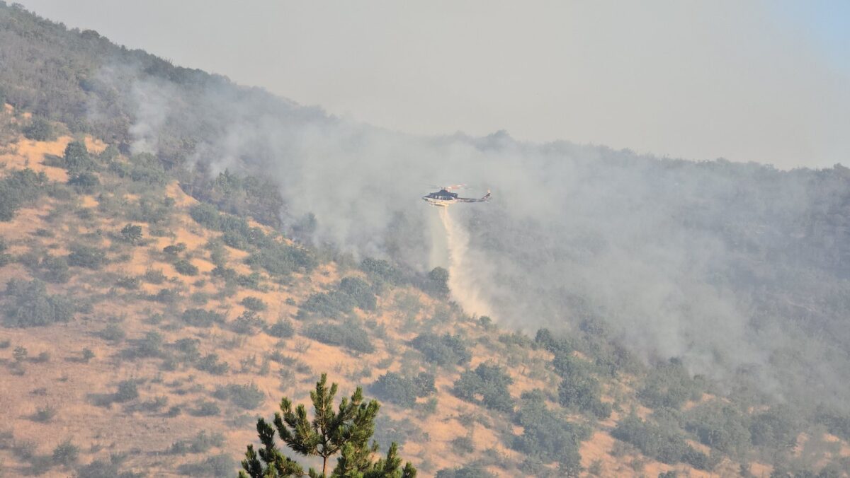 Три активни пожари во државата, чешкиот „Блек Хок“ слета во Скопје, утре ќе гаси на Готен