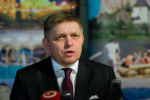 Фицо: Ако сакате да живеете со волци, мора да завивате со нив