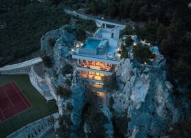 (Фото) Не е вештачка интелигенција: вилата на карпа навистина постои и се наоѓа над Макарска, во сопственост е на контроверзното семејство Петровиќ