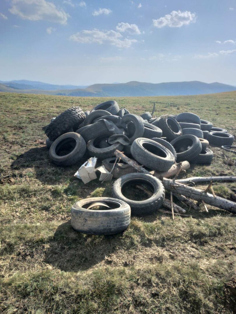 (Фото) Пронајдени автомобилски гуми, картон, суви гранки подготвени за палење: спречен уште еден обид за подметнување шумски пожар