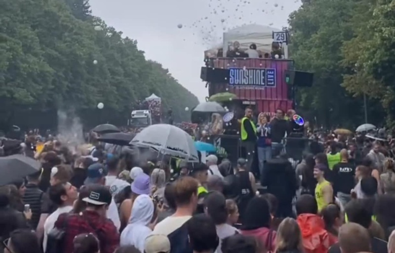 Хаос во Берлин: 90 повредени на техно забава, 400 лица побарале помош