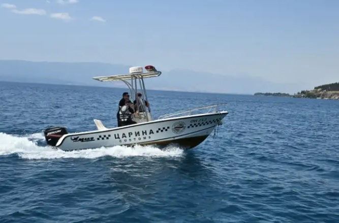 Царинските тимови со засилени патролни контроли на пловните објекти во водите на Охридското Езеро