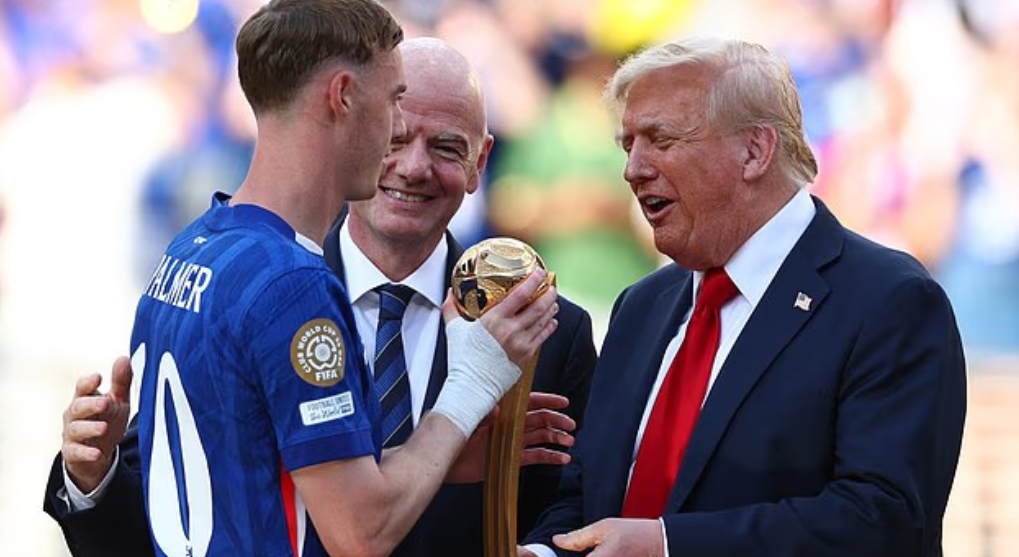 Читач од усни откри што му кажа Трамп на Палмер кога му ја даде Златната тока за најдобар играч