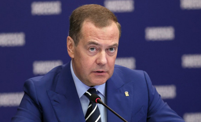 „Дедо, работи прво на Америка “: Медведев по ултиматумот на Трамп