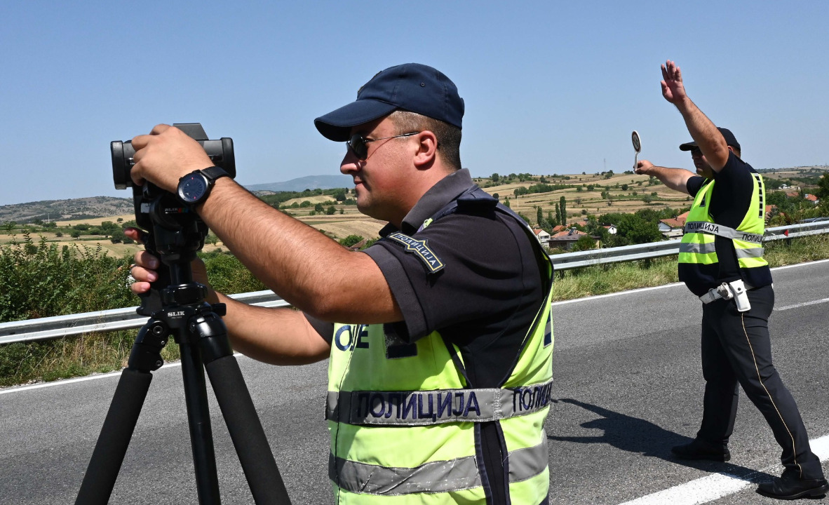 956 сообраќајни прекршоци вчера во државата, 725 возеле побргу од дозволеното