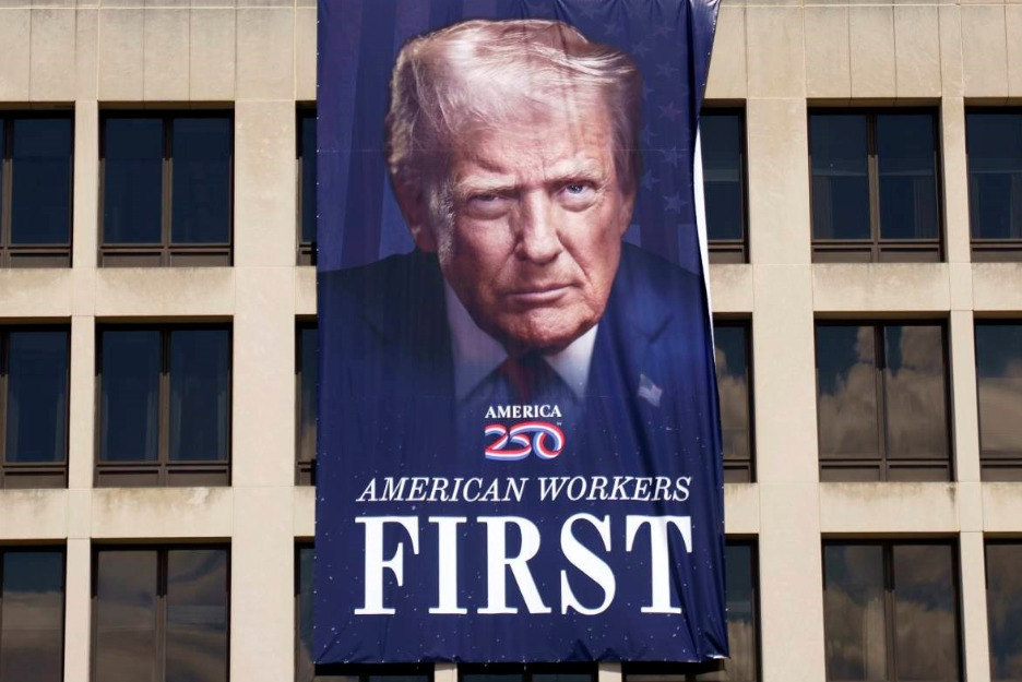 Џиновски портрет на Трамп поставен над зградата на Министерството за труд во Вашингтон