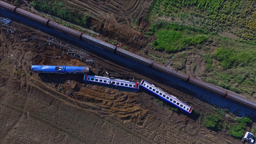 Близу 100 лица се повредени откако патнички воз излета од шините во западен Египет, има и загинати